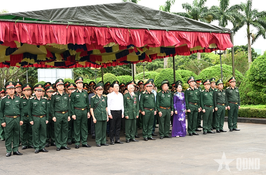 Ban chỉ đạo hội thảo kỷ niệm 60 năm Chiến thắng Plei Me dâng hương tưởng nhớ Anh hùng liệt sĩ
